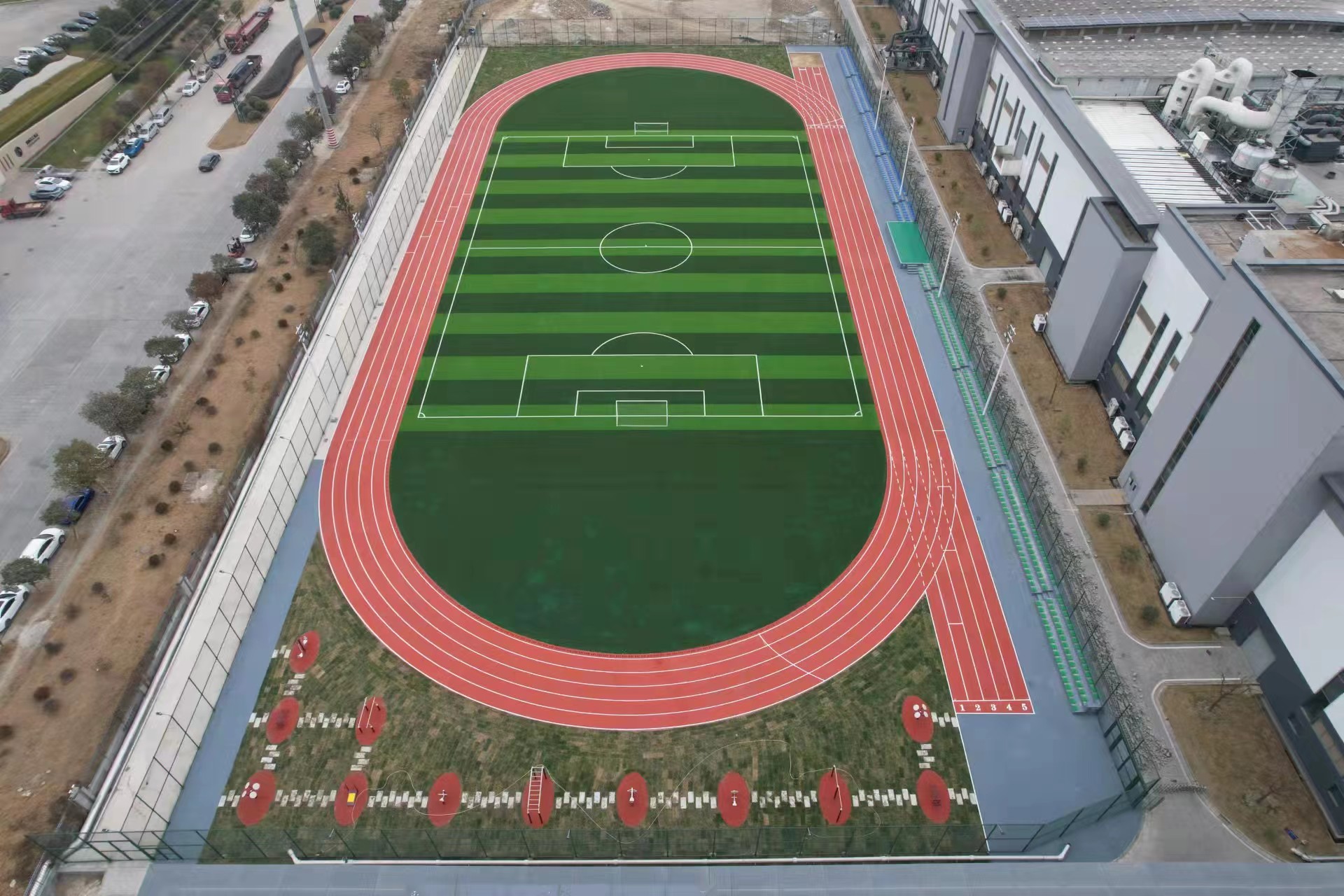塑膠跑道廠家怎樣選擇，塑膠跑道廠家前期施工，溢邦體育給您解答