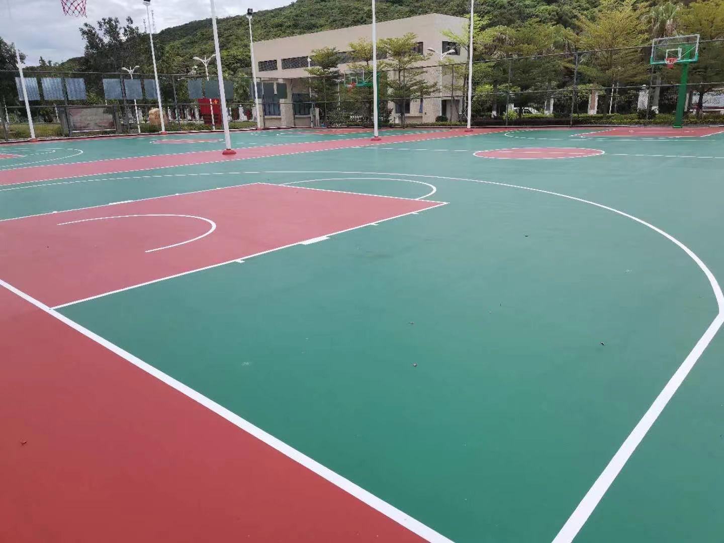 硅pu籃球場造價與選擇，2023溢邦體育廠家報價