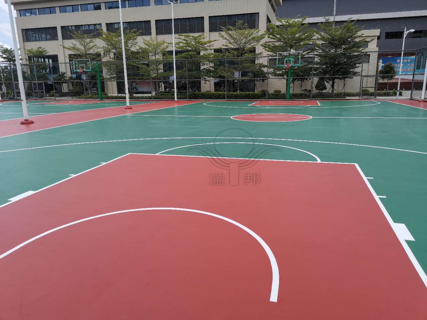學(xué)?；@球場
